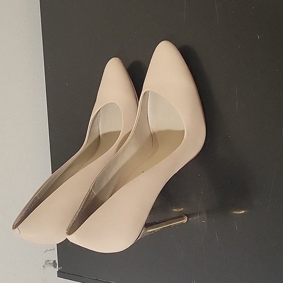 Pumps - Picture 3 of 5